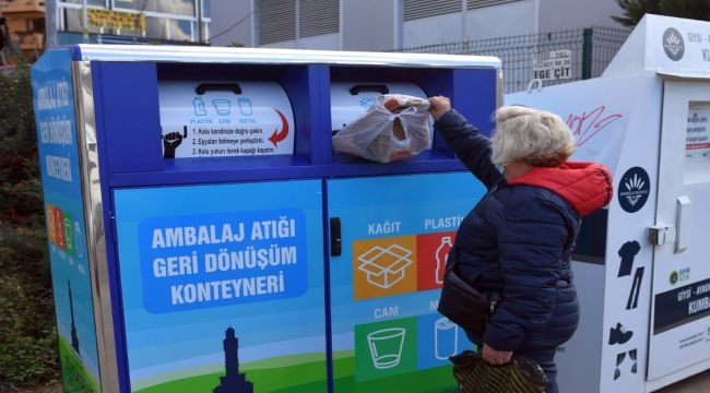 Ambalaj atıkları geri dönüşüm konteynerlerine 