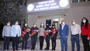 'Anneler Günü'nü, Kadın Polislerle Geçirdi!