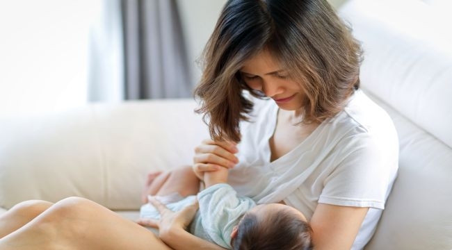 Bebeğin İlk Aşısı: Anne Sütü 