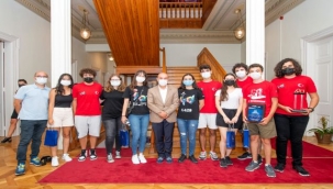 İzmir'in gururu gençlere Başkan Soyer'den tam destek