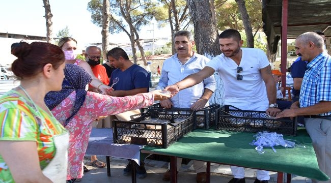 Foça Belediyesinden Aşure İkramı