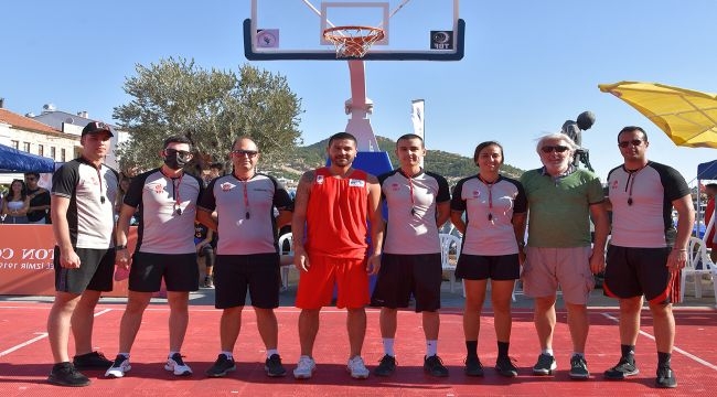 Foça'da Sokak Basketbolu Turnuvası