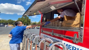 İstanbul'un 15 Meydanında Aşure Dağıtıldı