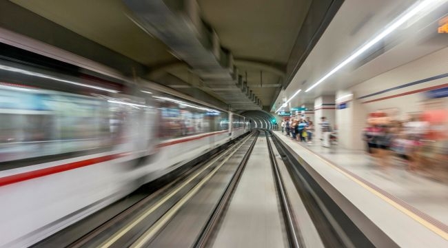 İzmir'de metro istasyonlarında ücretsiz internet dönemi başladı