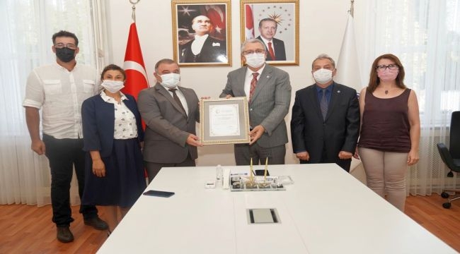 Rektör Budak'a "Tarla Bitkileri Derneği Onursal Başkanlık Beratı" verildi 