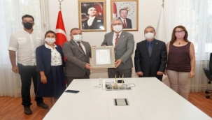 Rektör Budak'a "Tarla Bitkileri Derneği Onursal Başkanlık Beratı" verildi 