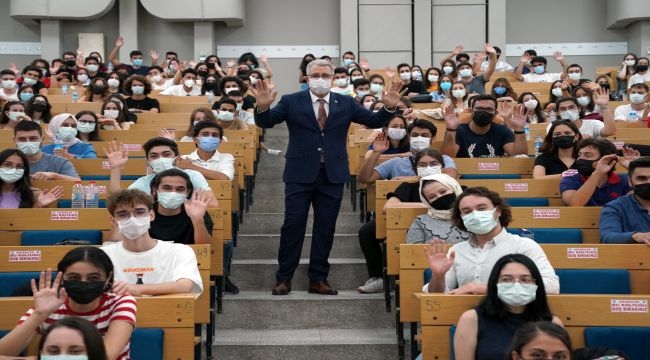 Rektör Budak, Tıp Fakültesinde öğrencilerin heyecanına ortak oldu