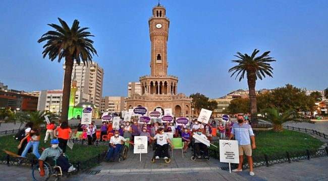 Saat Kulesi Alzheimer Günü için mora büründü