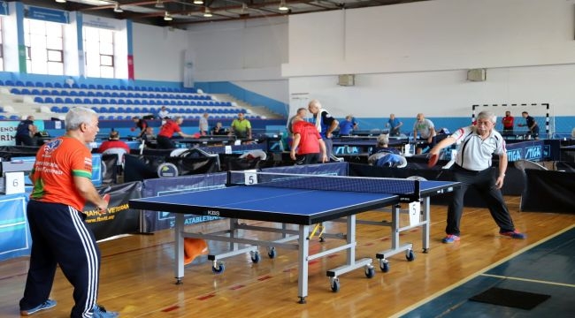 Veteranlar, Masa Tenisi Turnuvası'nda Buluştu
