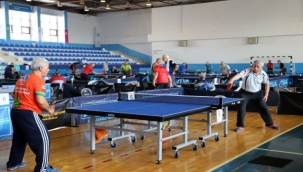 Veteranlar, Masa Tenisi Turnuvası'nda Buluştu