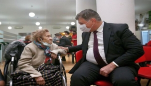 Başkan Tugay'dan Çınarlara Yeni Yıl Ziyareti