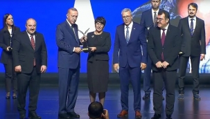 Egeli Akademisyen "TÜBİTAK Bilim Ödülü"nü Cumhurbaşkanı Erdoğan'dan Aldı