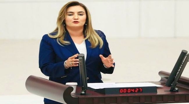 "Sağlık emekçilerinin hakkını veriyor -muş gibi yapıyorlar"