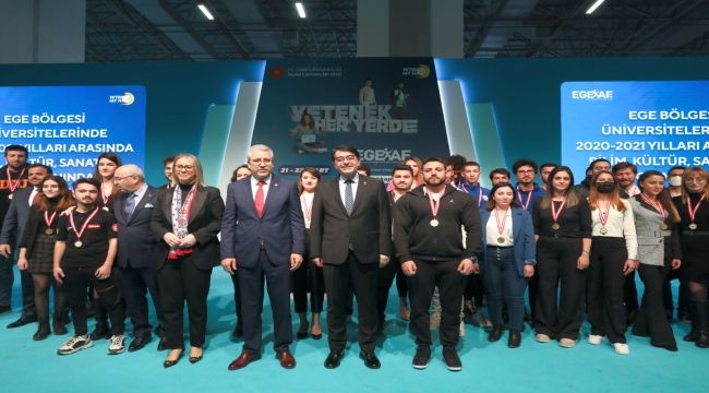 İzmir'de Ege Bölgesi Kariyer Fuarı Açıldı