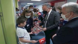 Ege'de yatan miniklere 23 Nisan hediyeleri verildi