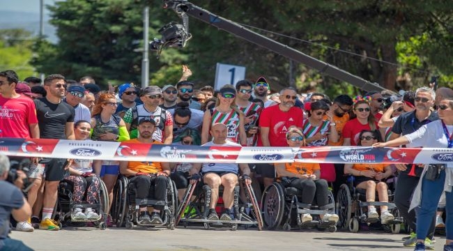 Başkan Soyer'den tekerlekli sandalye ile farkındalık