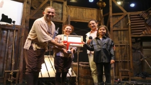 Pamucak Sahili'nde "Bir Baba Hamlet"