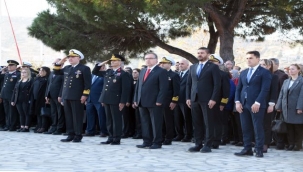 Foça'da Atatürk'e anma töreni