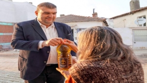 Seferihisar'dan dar gelirliye zeytinyağı yardımı