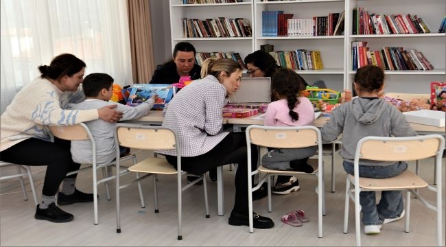 Depremzede çocuklara kütüphane ve oyun alanı 