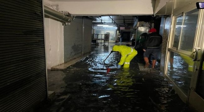 Sağanak yağmur İzmir'de yolları dereye çevirdi