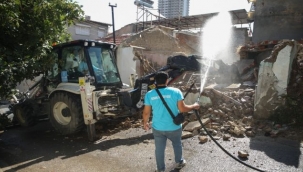 Konak'ta metruk bina yıkımları hız kazandı