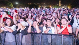 Hande Yener sahne aldı