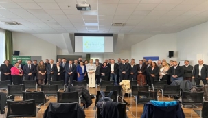 Devler Kulübü'nün kapısını araladı