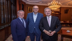 Tugay Altın Kitap'ı imzaladı