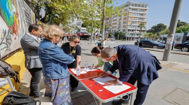 İzmir Atatürk Lisesi'ndeki İmza Kampanyası
