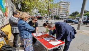 İzmir Atatürk Lisesi'ndeki İmza Kampanyası