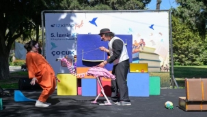 İzmirliler İzmir Kitap Fuarı'na akın etti