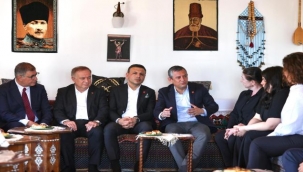  Başkan Tugay, İstanbul'da CHP Genel Başkanı Özgür Özel ile bir araya geldi