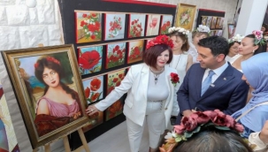 Bayraklı'da üreten kadınlar el sanatlarını sergiledi