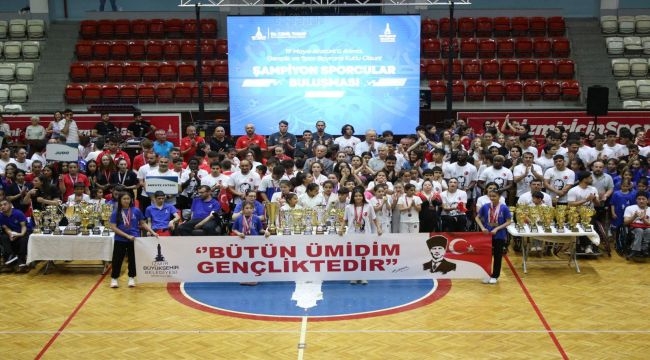Celal Atik Spor Salonu'nda Gençlik Buluşması