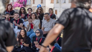  Çeşme'de Genç Tasarımcılarla Buluştu
