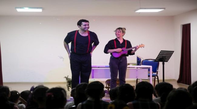 Kendini Arayan Zürafa Yollarda
