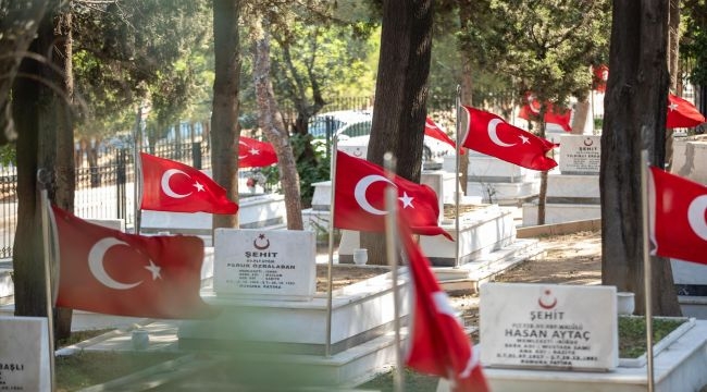 Başkan Tugay 15 Temmuz şehitlerini anı