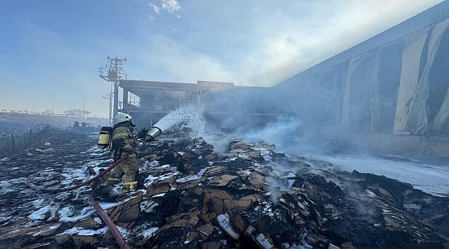 Menemen'deki iş yeri yangınını kontrol altına aldı