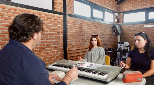 Genç İzmir'in ücretsiz müzik kursları için başvurular sürüyor