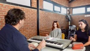 Genç İzmir'in ücretsiz müzik kursları için başvurular sürüyor