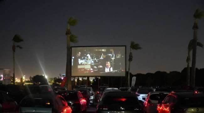 İzmir'de arabada film keyfi