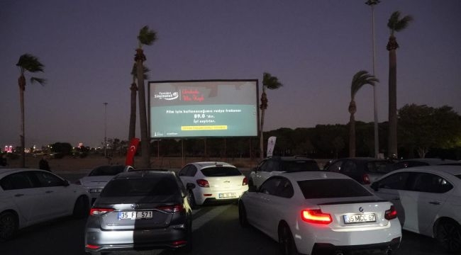 İzmir'de arabada film keyfi