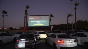 İzmir'de arabada film keyfi 