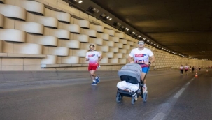 İzmir'de Uluslararası 9 Eylül İzmir Yarı Maratonu renkli görüntülere sahne oldu