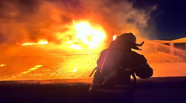 İzmir İtfaiyesi fabrikayı saran alevleri söndürdü
