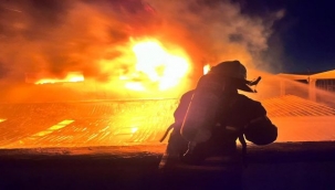 İzmir İtfaiyesi fabrikayı saran alevleri söndürdü