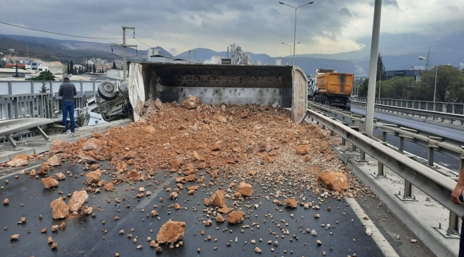 İzmir İtfaiyesi kaza sonrası viyadükte asılı kalan tır şoförünü kurtardı