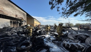 İzmir İtfaiyesi lastik deposu çevresindeki yangını söndürdü