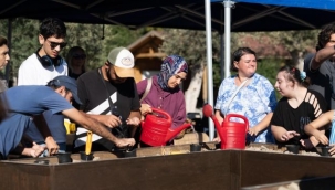 Minik eller toprakla buluştu